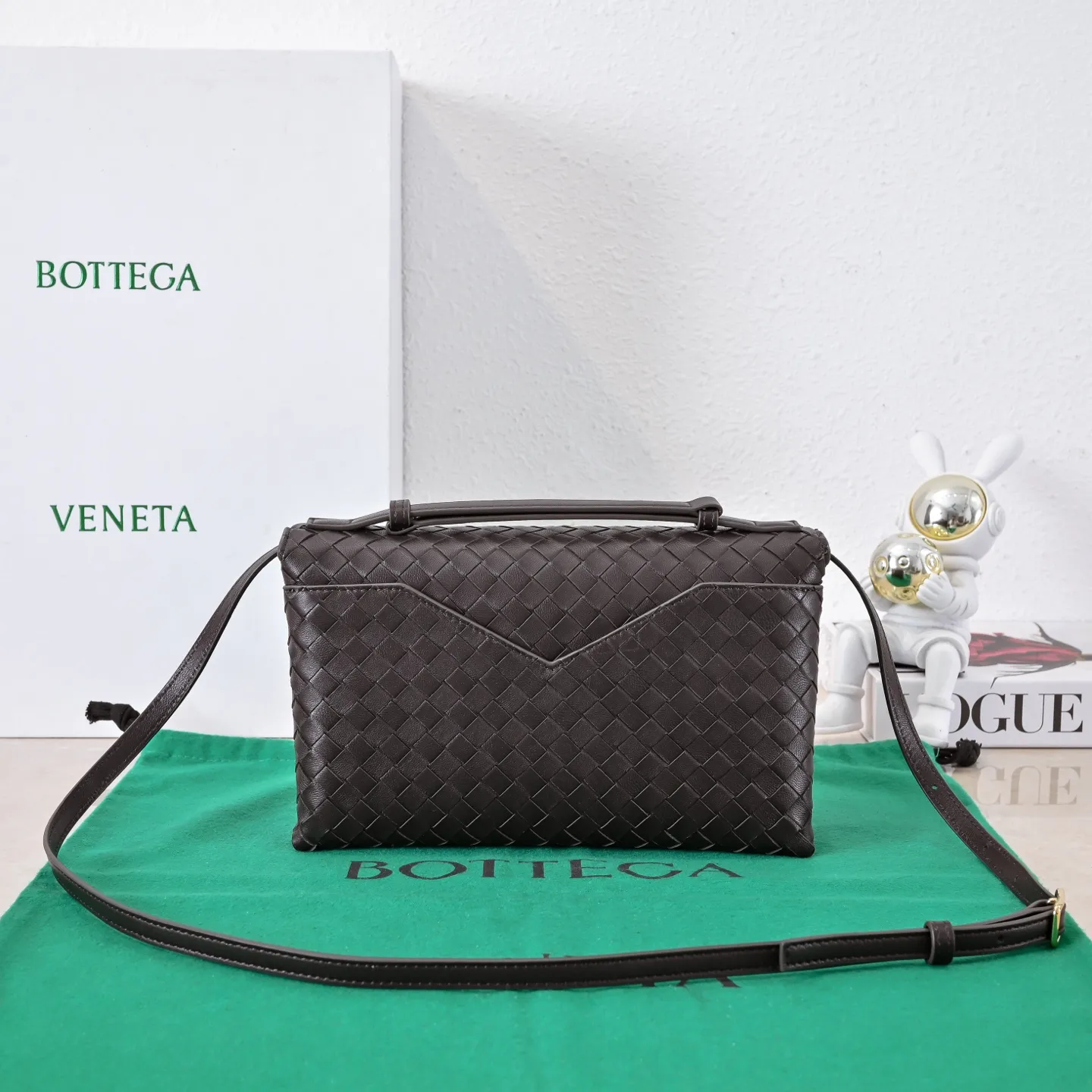 Batch 1660 #Bv new Knot Lock crossbody bag 817191 🎈2025 early spring kont lock new series is hot on the market 🔥The brand’s classic weaving process, with kont’s metal rotating buttons that are exquisite and eye-catching, are a luxurious embellishment of details. The upper body is elegant and elegant, with internal double compartments + card slots + back compartment. Super versatile, multiple carrying methods, detachable shoulder strap, portable/shoulder/cross-body, retro and fashionable, easy to carry with exquisite old-line style🫴 Model: 7191 Size: 25x16x5.5